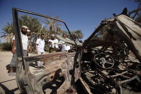 حطام سيارة تعرضت لهجوم بطائرة بدون طيار في اليمن