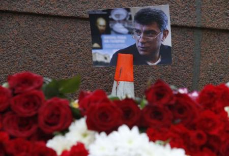 صورة وزهور في موقع اغتيال المعارض الروسي نيمتسوف