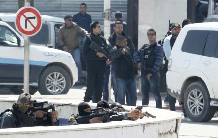 افراد من الشرطة في موقع الهجوم المسلح في تونس .