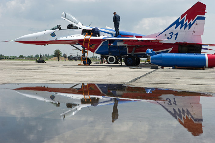طائرات "ميغ-29" التابعة للفريق الجوي "سترياجي" (سترياجي) خلال التحضيرات لمسابقة عموم روسيا "أفيادارتس-2016" في القاعدة الجوية العسكرية تشاودا في القرم.