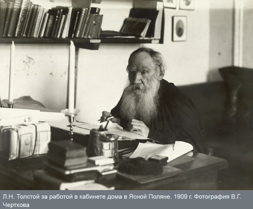 صورة لتولستوي أثناء عمله في مكتبه بالمنزل بقرية ياسنايا بالين عام 1909م للمصور" تشيرتكوف".