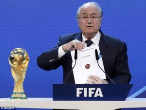 لحظة إعلان الرئيس السابق للاتحاد الدولي لكرة القدم (فيفا)، جوزيف بلاتر، عن إستضافة روسيا لمونديال 2018