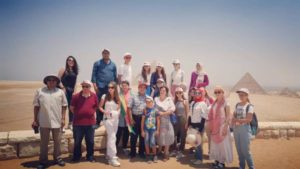 الطلاب الفائزون يستمتعون بجولة سياحية في منطقة الأهرامات